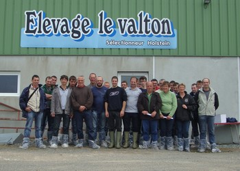 Les éleveurs avec les responsables du Gaec Le Valton au centre, Jean-Pierre et Aurélien Roy