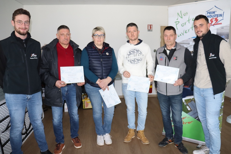 Maxime Provost et Antonin Gontier entourant les éleveurs présents